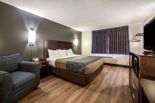 Econo Lodge Darien Lakes image 11
