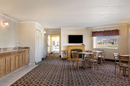 Econo Lodge Darien Lakes image 12