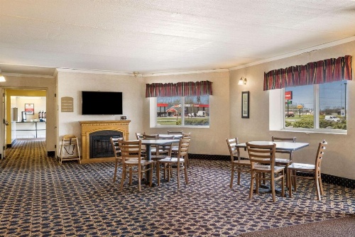 Econo Lodge Darien Lakes image 13