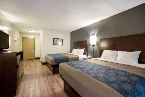 Econo Lodge Darien Lakes image 19