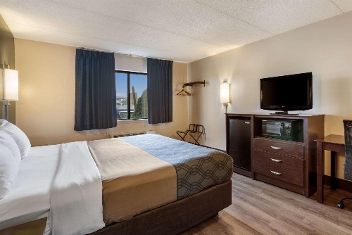 Econo Lodge Darien Lakes image 2
