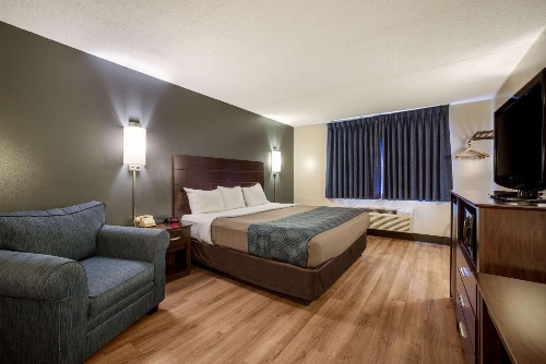 Econo Lodge Darien Lakes image 4