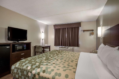 Econo Lodge Darien Lakes image 7